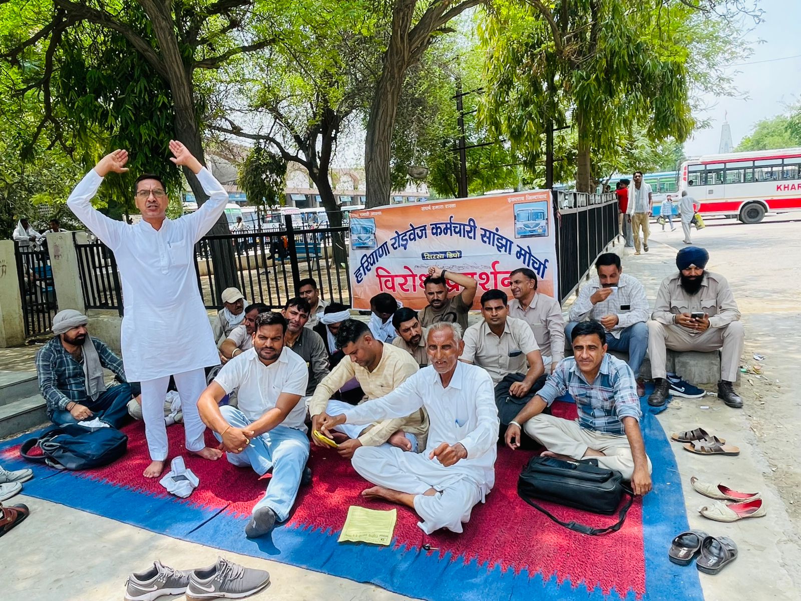 परिचालक से मारपीट के आरोपियों को गिरफ्तार करने की मांग को लेकर धरने पर बैठे रोडवेज कर्मचारी। परिचालक से मारपीट के आरोपियों को गिरफ्तार करने की मांग को लेकर धरने पर बैठे रोडवेज कर्मचारी।