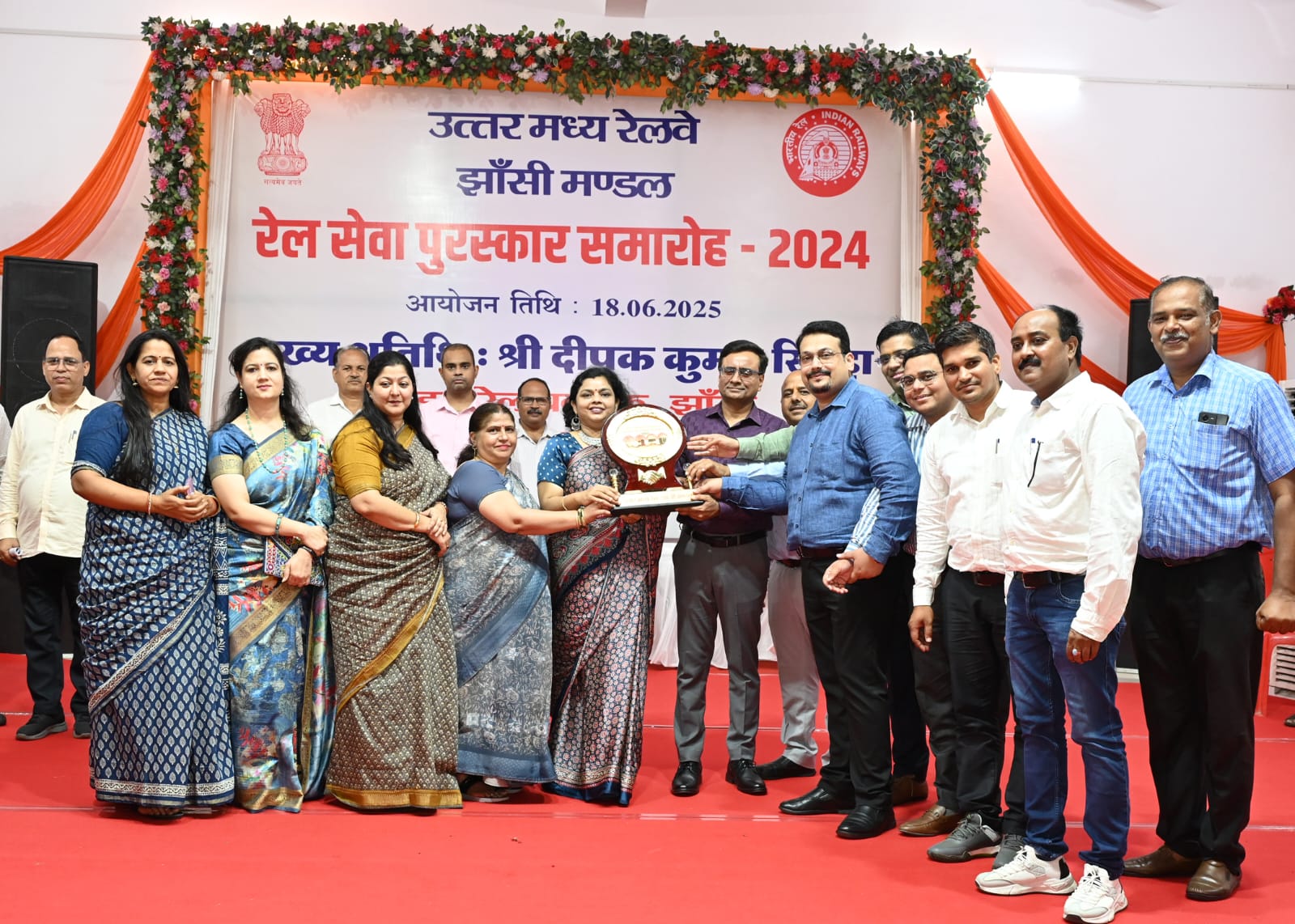 रेल सेवा पुरस्कार देते डीआरएम रेल सेवा पुरस्कार देते डीआरएम