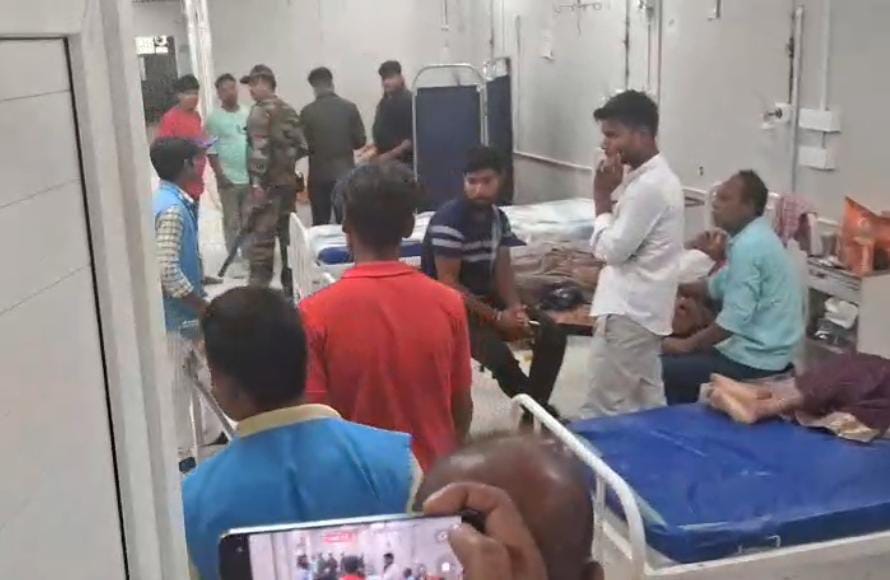 इलाज कराता युवक इलाज कराता युवक