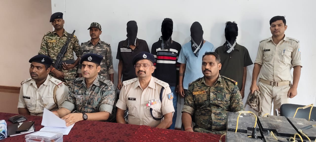 प्रेसवार्ता करते डीएसपी अनिमेष गुप्ता प्रेसवार्ता करते डीएसपी अनिमेष गुप्ता