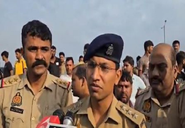 एसीपी छत्ता हेमंत कुमार हादसे की जानकारी देते हुए। एसीपी छत्ता हेमंत कुमार हादसे की जानकारी देते हुए।