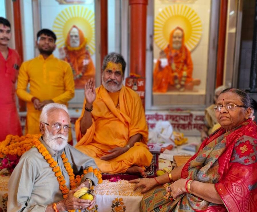 स्वामी नारदानंद ऋषि आश्रम में गुरु पूजा महोत्सव में मंचासीन पीठासीन जगदाचार्य स्वामी उपेंद्र आनंद जी महाराज। स्वामी नारदानंद ऋषि आश्रम में गुरु पूजा महोत्सव में मंचासीन पीठासीन जगदाचार्य स्वामी उपेंद्र आनंद जी महाराज।