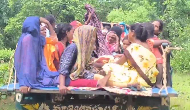 पोस्टमार्टम के बाद शव ले जा रहे परिजन पोस्टमार्टम के बाद शव ले जा रहे परिजन