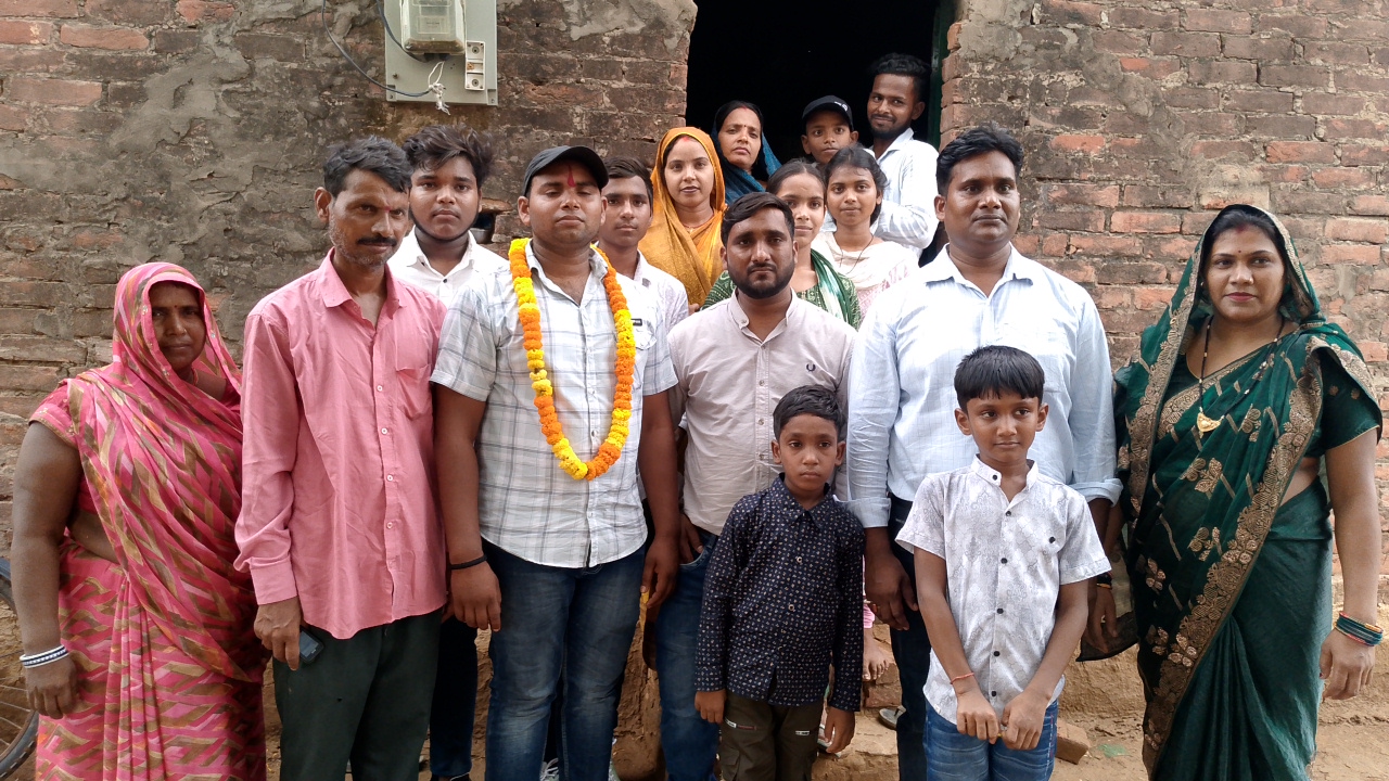 सूरज के घर पर बधाई देने वालों का लगा तांता। सूरज के घर पर बधाई देने वालों का लगा तांता।