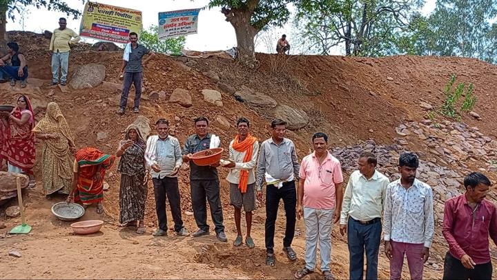 कटनी जिले के पिपरिया में हुई तालाब की साफ-सफाई कटनी जिले के पिपरिया में हुई तालाब की साफ-सफाई