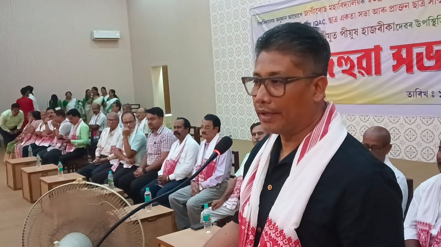 असमः जागीरोड महाविद्यालय में सार्वजनिक सभा को संबोधित करते मंत्री पीयुष हजारिका