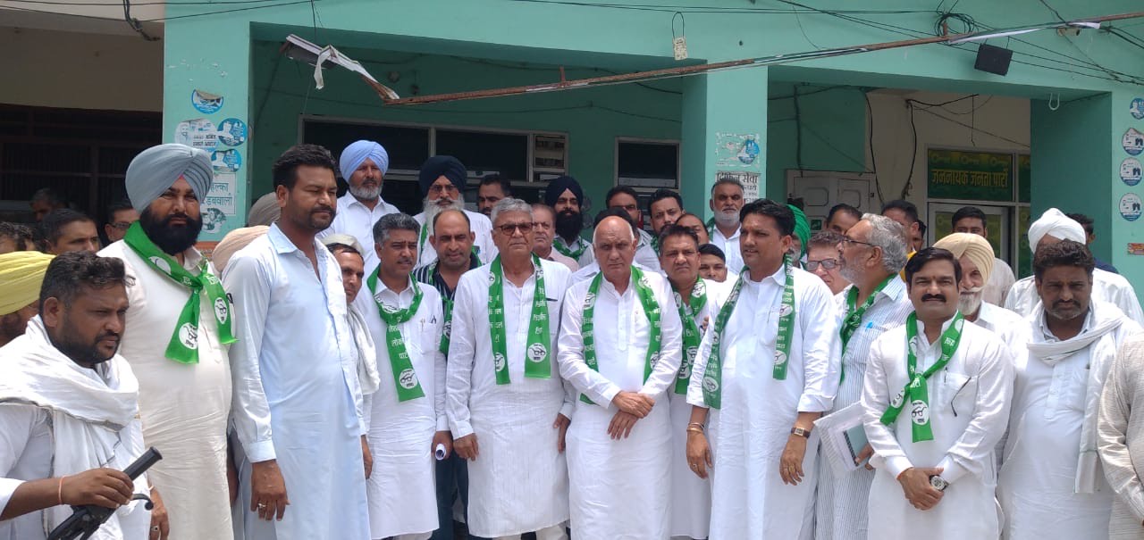 इनेलो की डबवाली हलके की कार्यकारिणी की घोषित करते विधायक आदित्य देवीलाल। इनेलो की डबवाली हलके की कार्यकारिणी की घोषित करते विधायक आदित्य देवीलाल।
