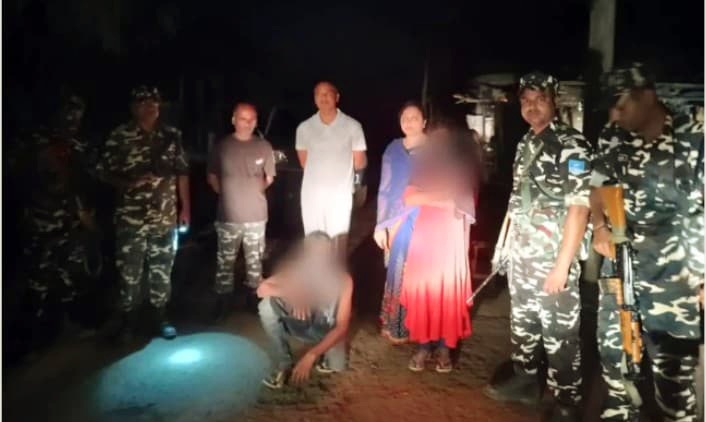 एसएसबी के गिरफ्त में मानव तस्कर व मुक्त करायी गयी लड़की एसएसबी के गिरफ्त में मानव तस्कर व मुक्त करायी गयी लड़की