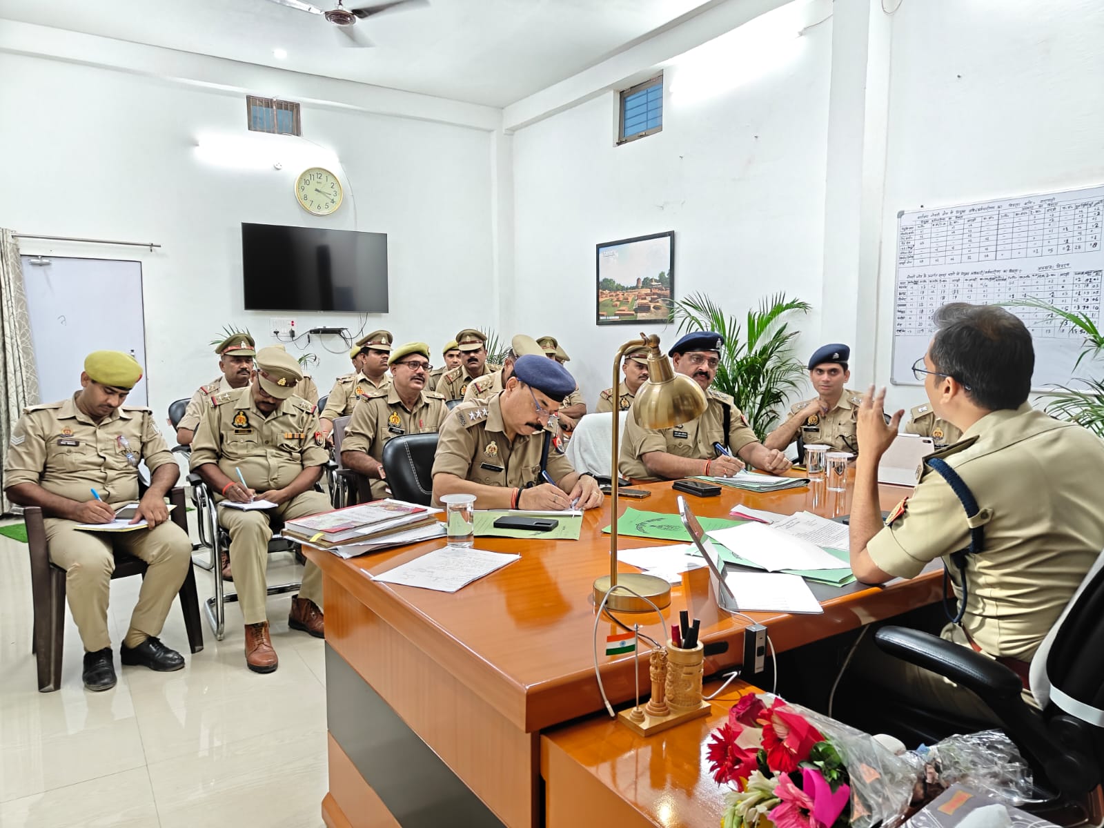 डीसीपी गोमती जोन समीक्षा बैठक में