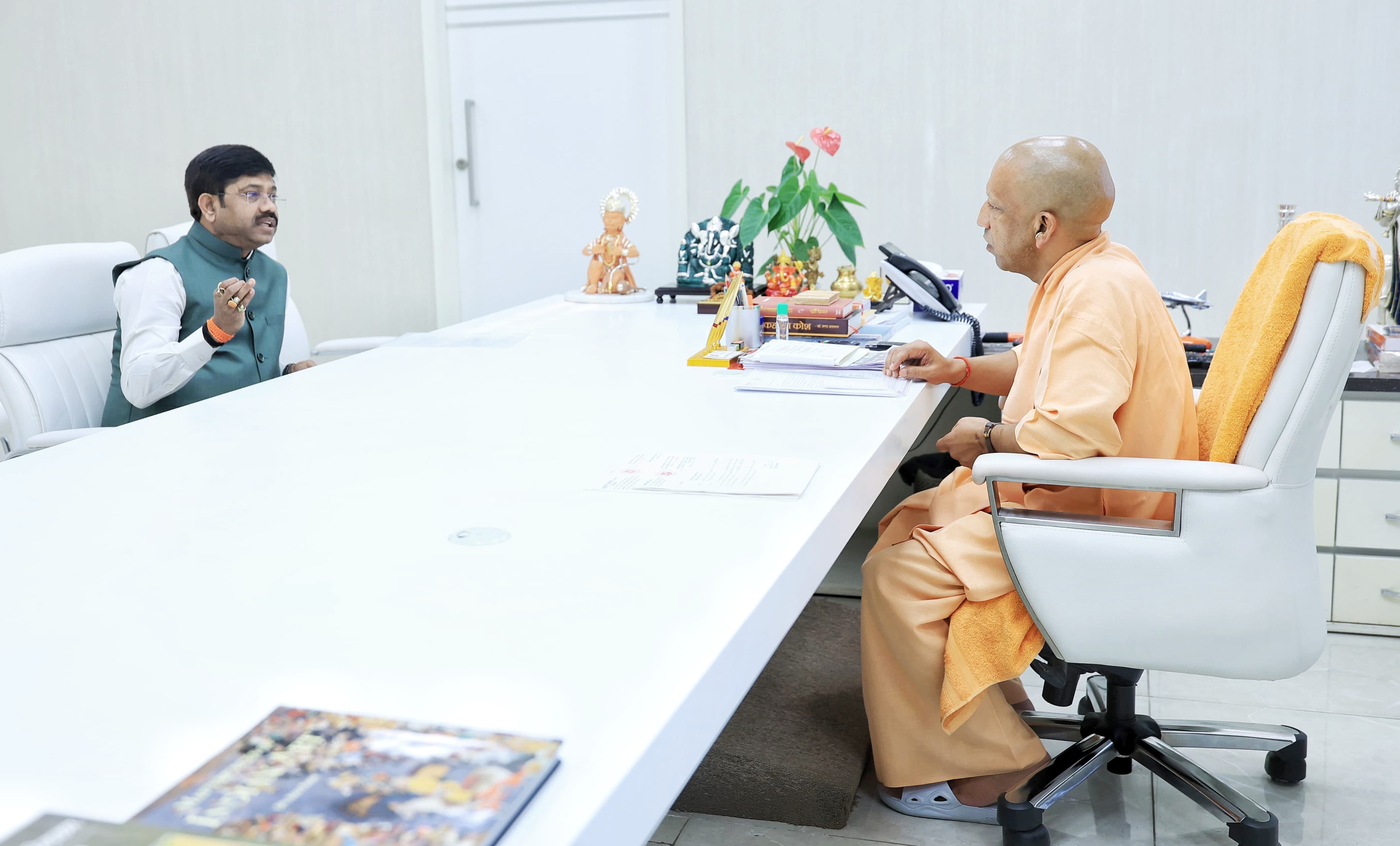 मुख्यमंत्री योगी से शिष्टाचार भेंट करते औद्योगिक मंत्री नंदी मुख्यमंत्री योगी से शिष्टाचार भेंट करते औद्योगिक मंत्री नंदी