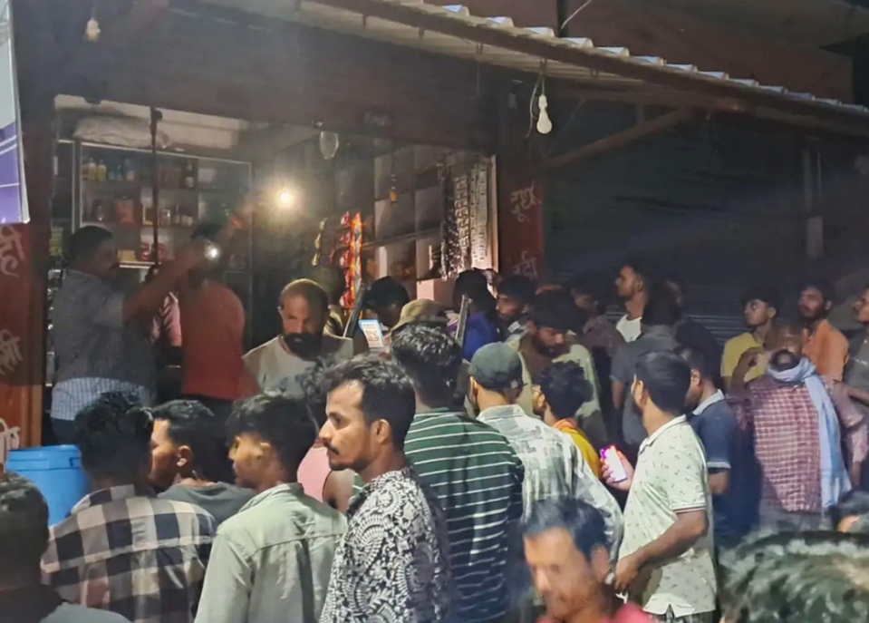अररिया फोटो:दुकान के बाहर भीड़ अररिया फोटो:दुकान के बाहर भीड़
