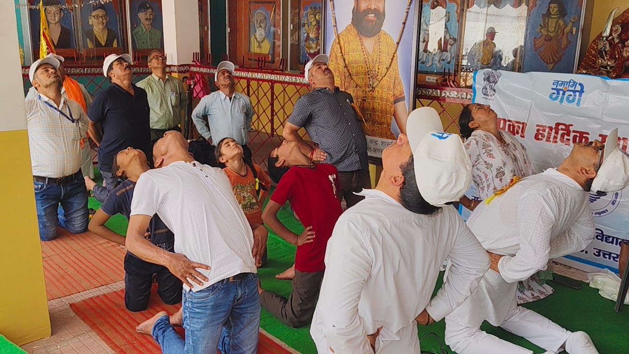 पौड़ी के मजरा महादेव मंदिर में योगाभ्यास करते स्थानीय लोग व शिक्षक पौड़ी के मजरा महादेव मंदिर में योगाभ्यास करते स्थानीय लोग व शिक्षक