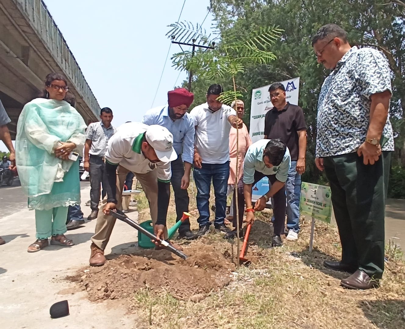 स्वच्छ जम्मू, हरित जम्मू अभियान के तहत बीएसएफ पलौरा के पास बड़े पैमाने पर वृक्षारोपण अभियान आयोजित किया गया स्वच्छ जम्मू, हरित जम्मू अभियान के तहत बीएसएफ पलौरा के पास बड़े पैमाने पर वृक्षारोपण अभियान आयोजित किया गया