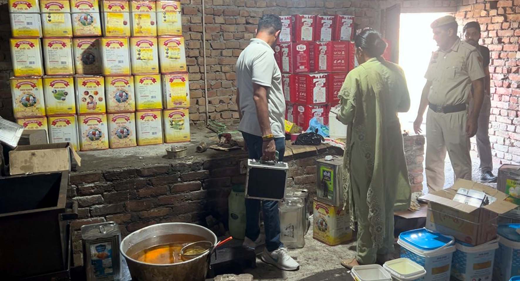 घी फैक्ट्री व गोदाम की जांच करते सीएम फ्लाइंग व खाद्य सुरक्षा विभाग के अधिकारी। घी फैक्ट्री व गोदाम की जांच करते सीएम फ्लाइंग व खाद्य सुरक्षा विभाग के अधिकारी।