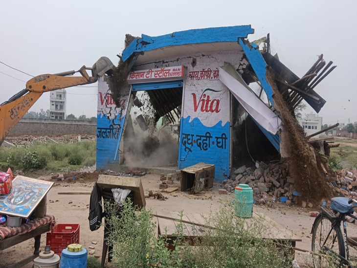 अवैध निर्माण गिराते हुए।