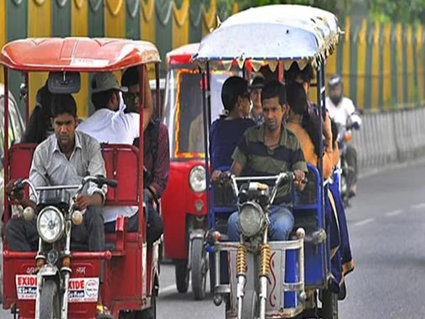 ऑटो और ई-रिक्शा चालकों की कोई पहचान नहीं, दिन में कई बार बदल जाते हैं ड्रायवर ऑटो और ई-रिक्शा चालकों की कोई पहचान नहीं, दिन में कई बार बदल जाते हैं ड्रायवर