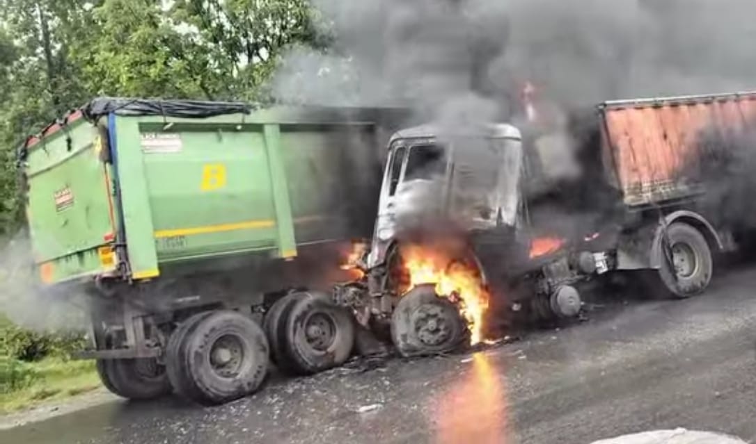 ट्रक में लगी आग ट्रक में लगी आग