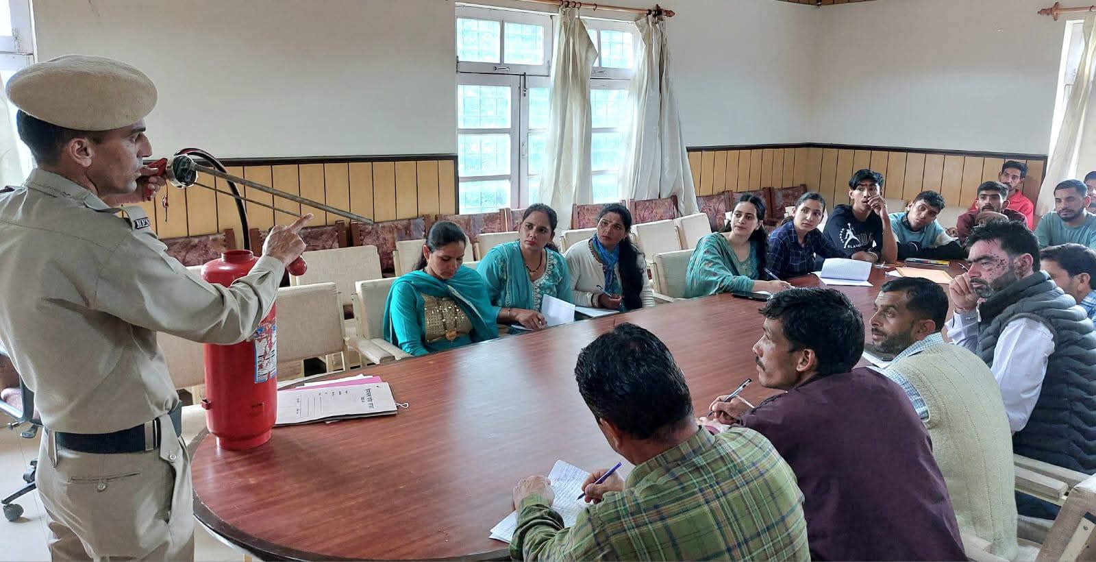 मंडी जिला के करसोग स्थित ठाकुर थाना में स्वयंसेवियों को आग बुझाने का प्रशिक्षण देते हुए। मंडी जिला के करसोग स्थित ठाकुर थाना में स्वयंसेवियों को आग बुझाने का प्रशिक्षण देते हुए।