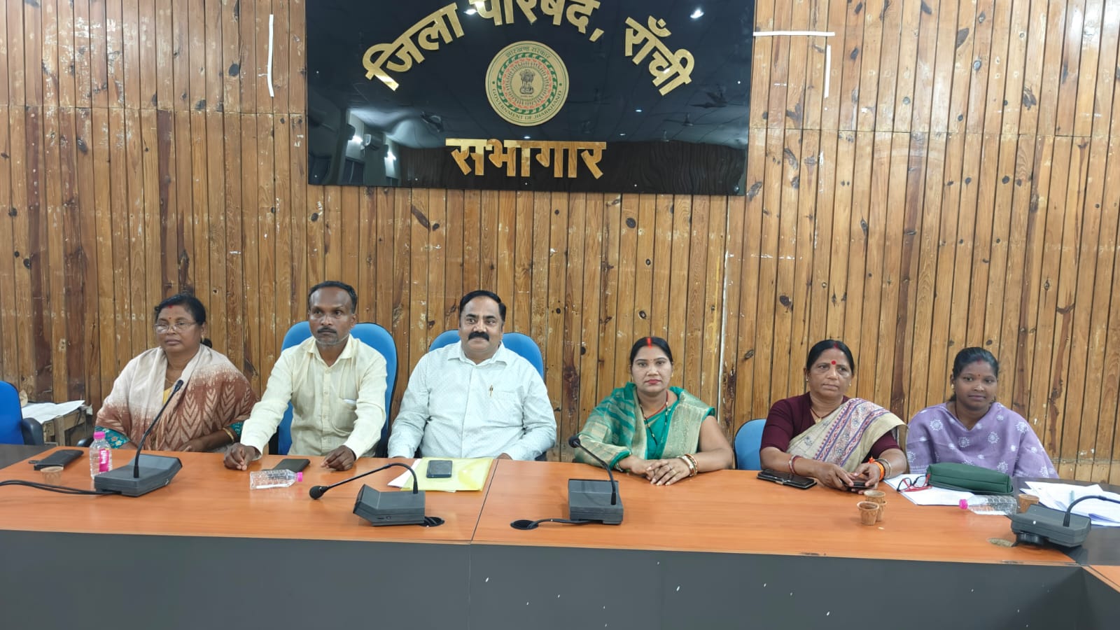प्रेसवार्ता में आदिल अजीम समेत अन्य सदस्यगण प्रेसवार्ता में आदिल अजीम समेत अन्य सदस्यगण