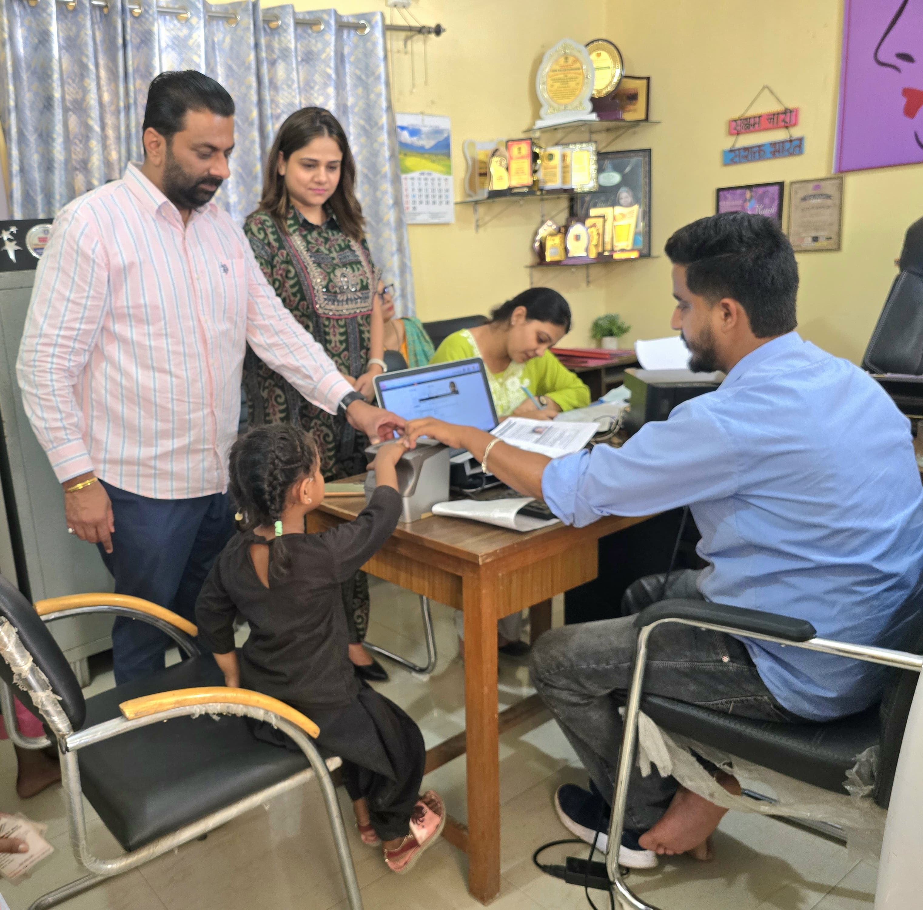 झुग्गी झोपड़ी में रहने वाले वंचित बच्चों के पुनर्वास के लिए आधार शिविर का आयोजन किया झुग्गी झोपड़ी में रहने वाले वंचित बच्चों के पुनर्वास के लिए आधार शिविर का आयोजन किया