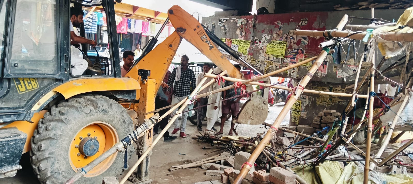 संगमोहाल क्षेत्र में अतिक्रमण के खिलाफ अभियान चलाती नगरपालिका। संगमोहाल क्षेत्र में अतिक्रमण के खिलाफ अभियान चलाती नगरपालिका।