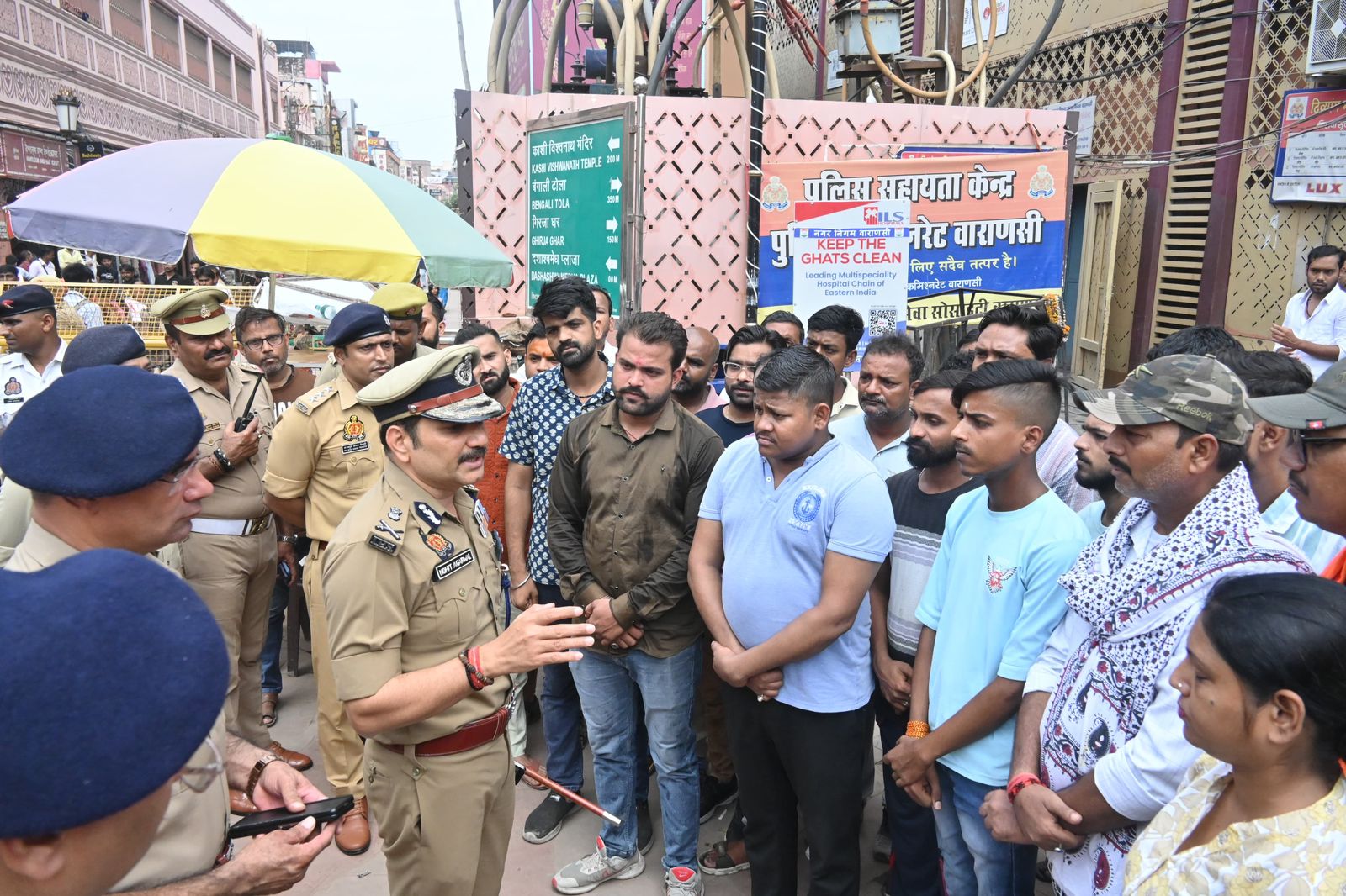 पुलिस कमिश्नर पैदल गश्त करते हुए पुलिस कमिश्नर पैदल गश्त करते हुए