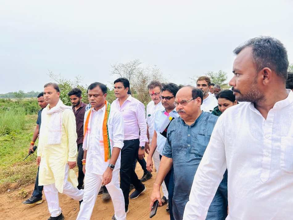 लीलर रेत घाट का निरीक्षण के लिए जाते हुए प्रदेश अध्यक्ष दीपक बैज और अन्य नेता। लीलर रेत घाट का निरीक्षण के लिए जाते हुए प्रदेश अध्यक्ष दीपक बैज और अन्य नेता।