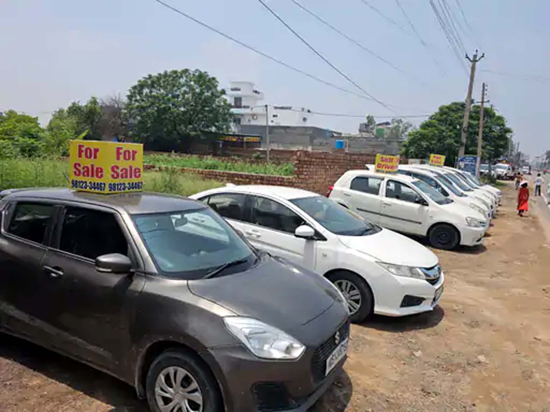 व्यापारी ने बेचने के लिए रखी कार। व्यापारी ने बेचने के लिए रखी कार।