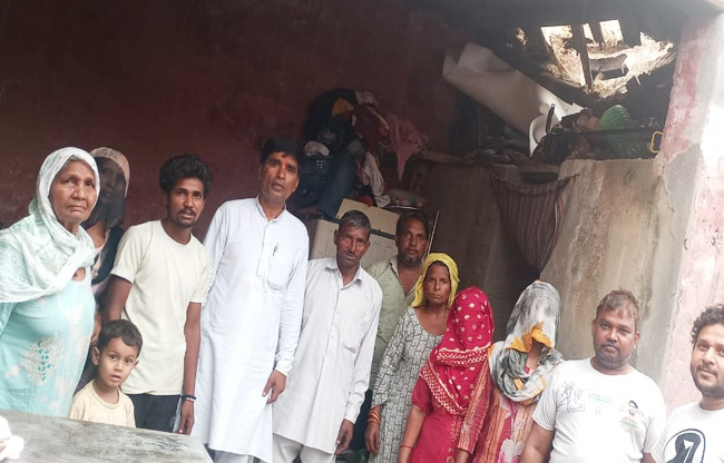 जिला पार्षद संजय बडवासनिया पीड़ित परिवार की व्यथा सुनते हुए। जिला पार्षद संजय बडवासनिया पीड़ित परिवार की व्यथा सुनते हुए।