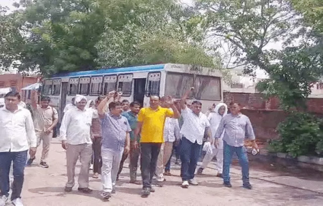 सोनीपत: बस डिपो में सांकेतिक विरोध प्रदर्शन करते हुए सांझाा मोर्चा के प्रतिनिधि सदस्य सोनीपत: बस डिपो में सांकेतिक विरोध प्रदर्शन करते हुए सांझाा मोर्चा के प्रतिनिधि सदस्य