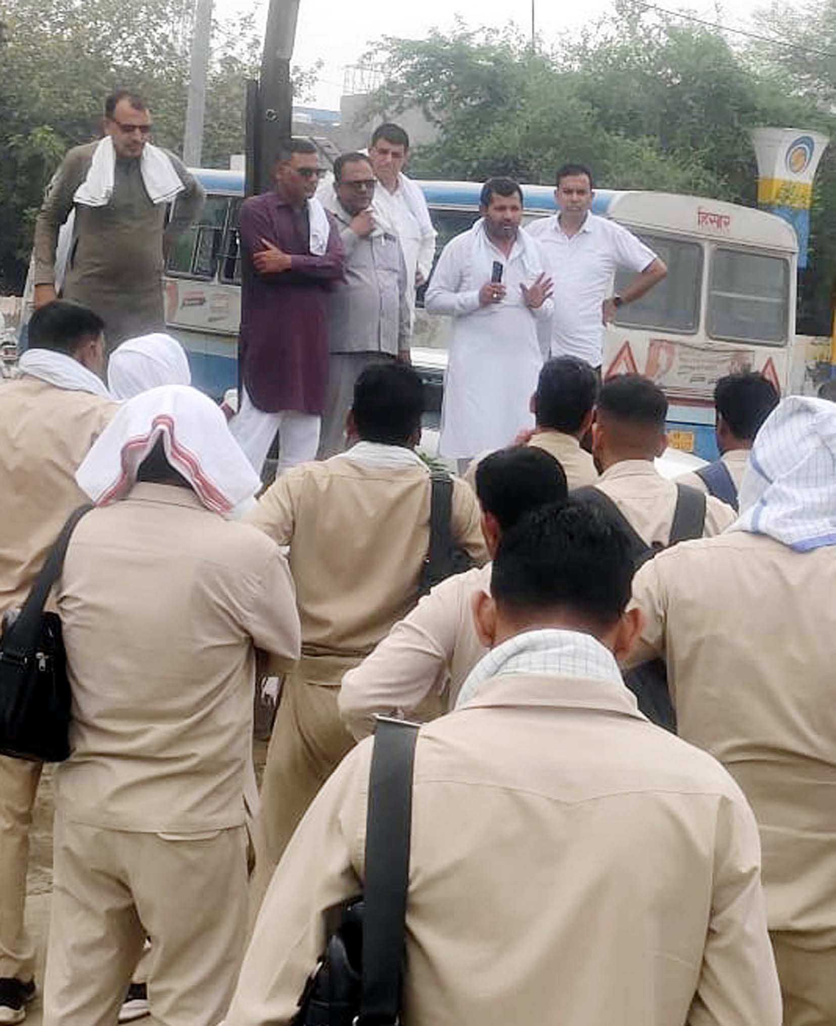प्रदर्शनकारी कर्मचारियों को संबोधित करते सांझा मोर्चा नेता। प्रदर्शनकारी कर्मचारियों को संबोधित करते सांझा मोर्चा नेता।