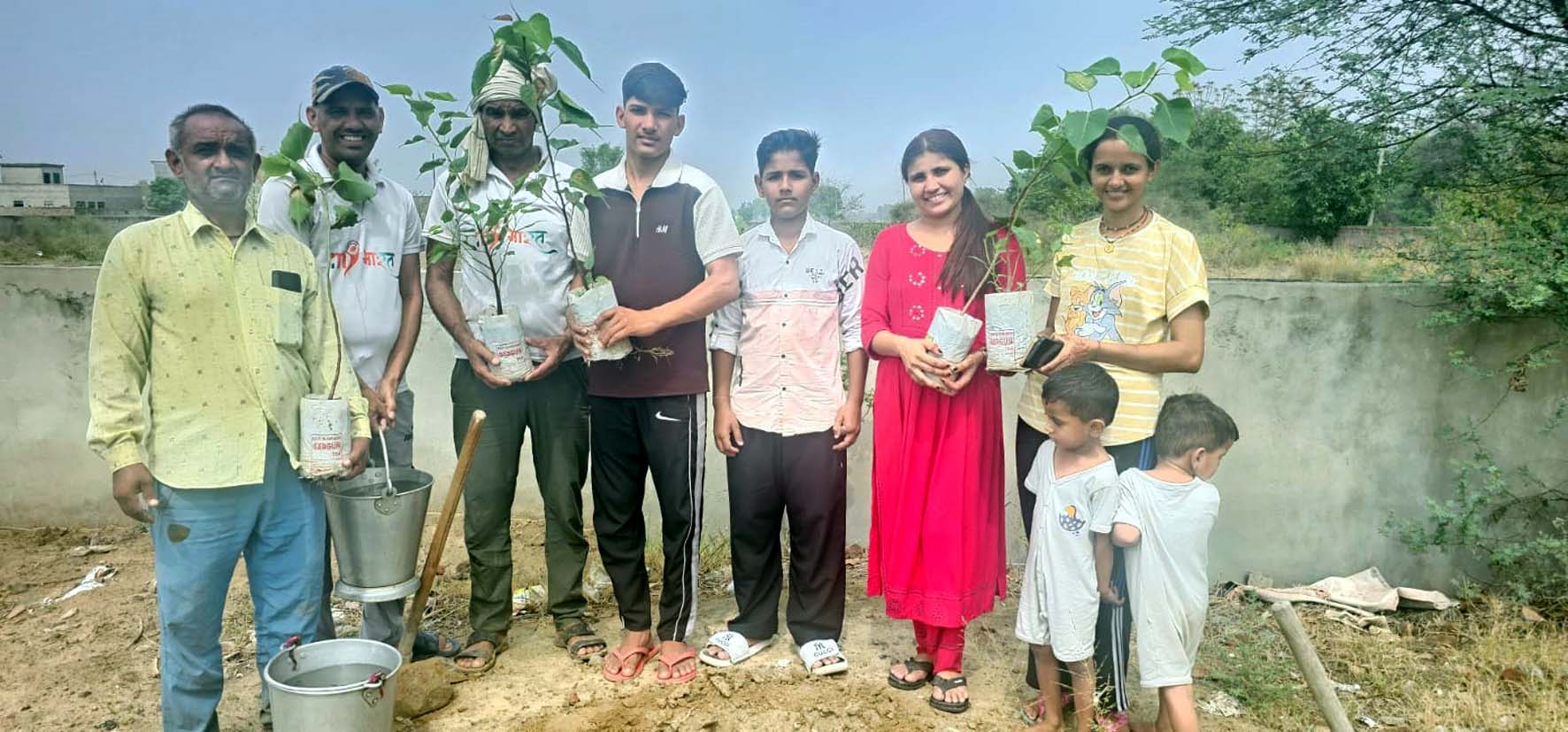 पौधरोपण करते क्लब पदाधिकारी व अन्य ग्राामीण। पौधरोपण करते क्लब पदाधिकारी व अन्य ग्राामीण।