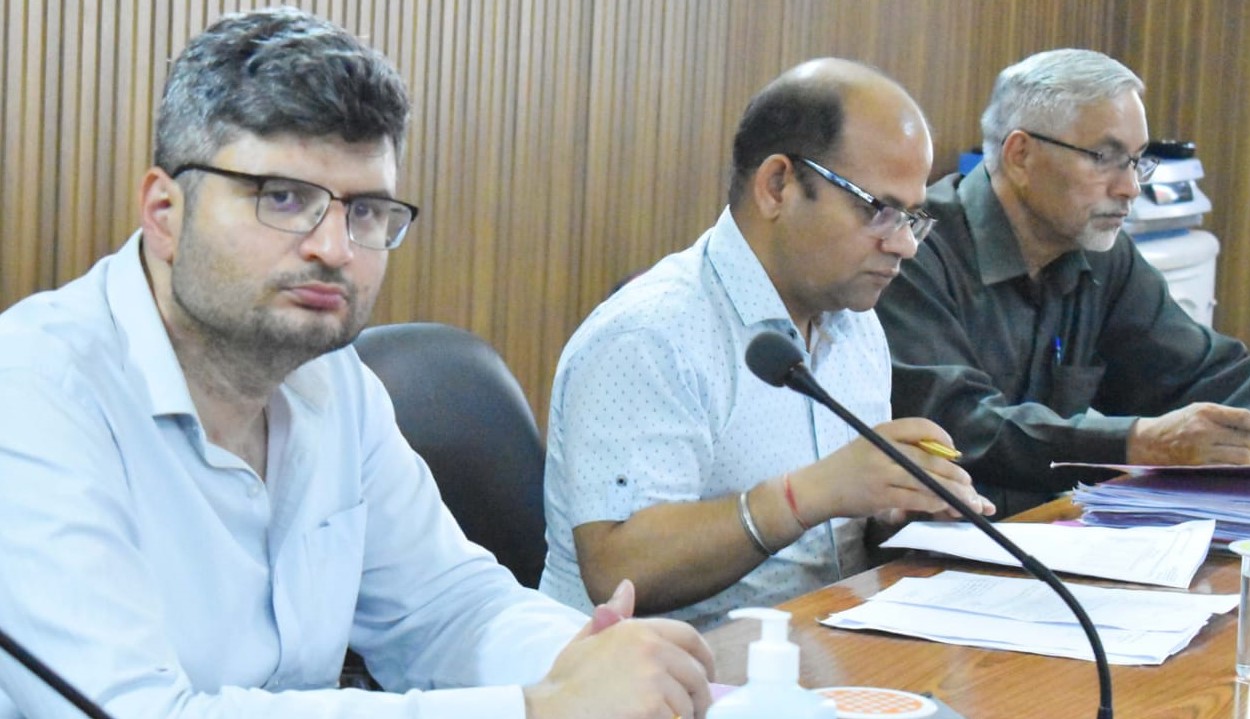 गोपेश्वर में दिव्यांगजनों की समस्याओं की समीक्षा बैठक लेते हुए डीएम संदीप तिवारी। गोपेश्वर में दिव्यांगजनों की समस्याओं की समीक्षा बैठक लेते हुए डीएम संदीप तिवारी।