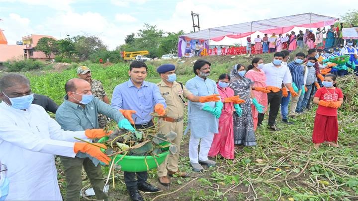 रायसेन जिले में पूरन तालाब पर किया गया सामूहिक श्रमदान रायसेन जिले में पूरन तालाब पर किया गया सामूहिक श्रमदान