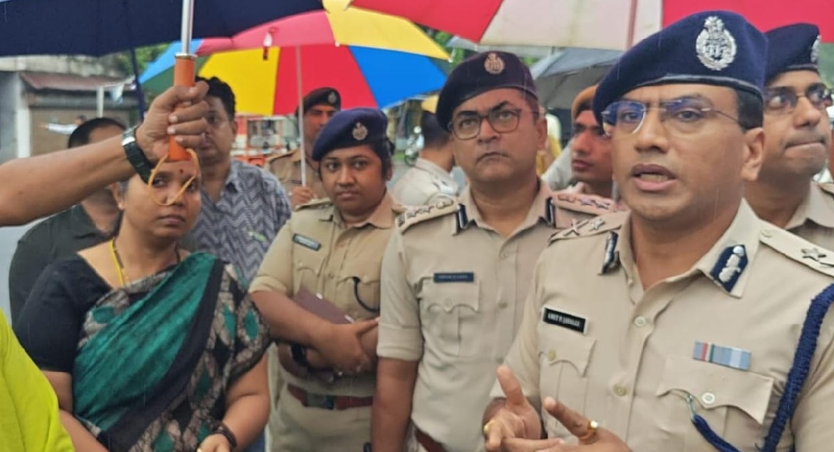 निरीक्षण के दौरान अधिकारी निरीक्षण के दौरान अधिकारी