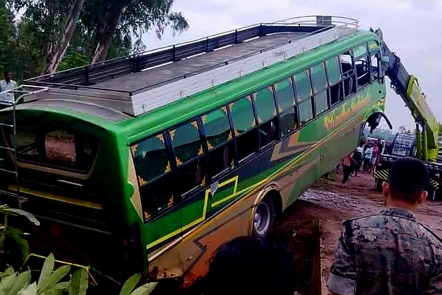 जलाशय में पलटी बस, एक की मौत