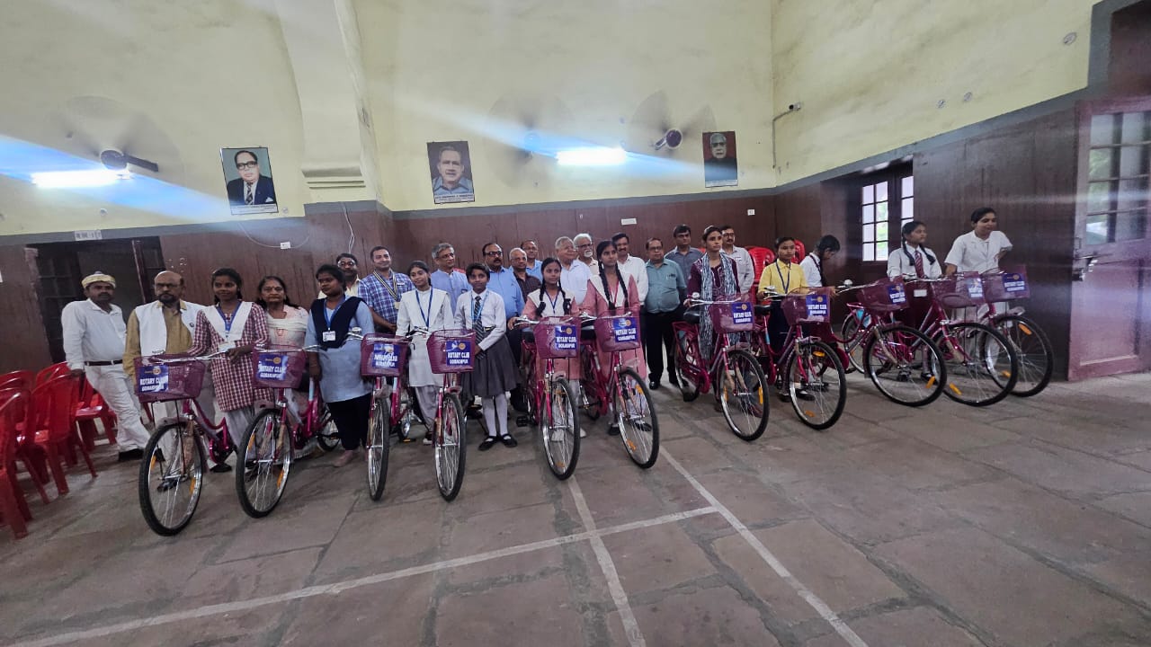 अब शिक्षा नहीं रहेगी दूर – रोटरी क्लब ने थमाई उम्मीदों की साइकिल अब शिक्षा नहीं रहेगी दूर – रोटरी क्लब ने थमाई उम्मीदों की साइकिल