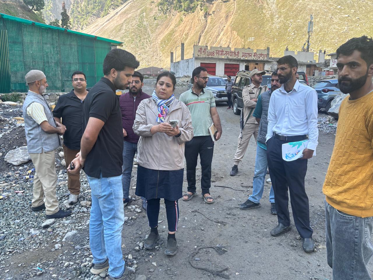 बालटाल ट्रैक पर सफाई व्यवस्थाओं का जायजा लेने पहुंचीं ग्रामीण स्वच्छता निदेशक अनु मल्होत्रा बालटाल ट्रैक पर सफाई व्यवस्थाओं का जायजा लेने पहुंचीं ग्रामीण स्वच्छता निदेशक अनु मल्होत्रा