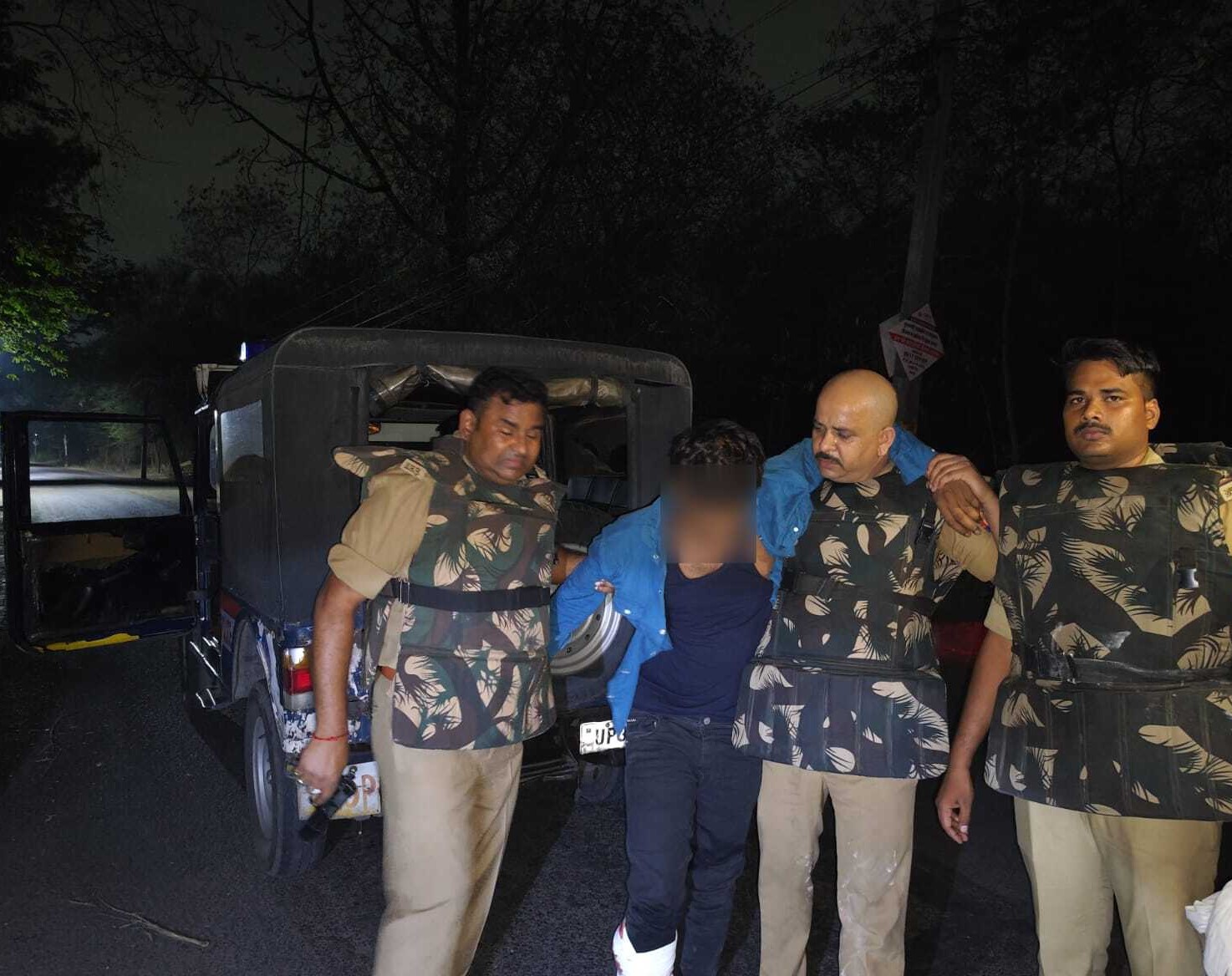 घायल लुटेरें को पकड़े पुलिस टीम घायल लुटेरें को पकड़े पुलिस टीम