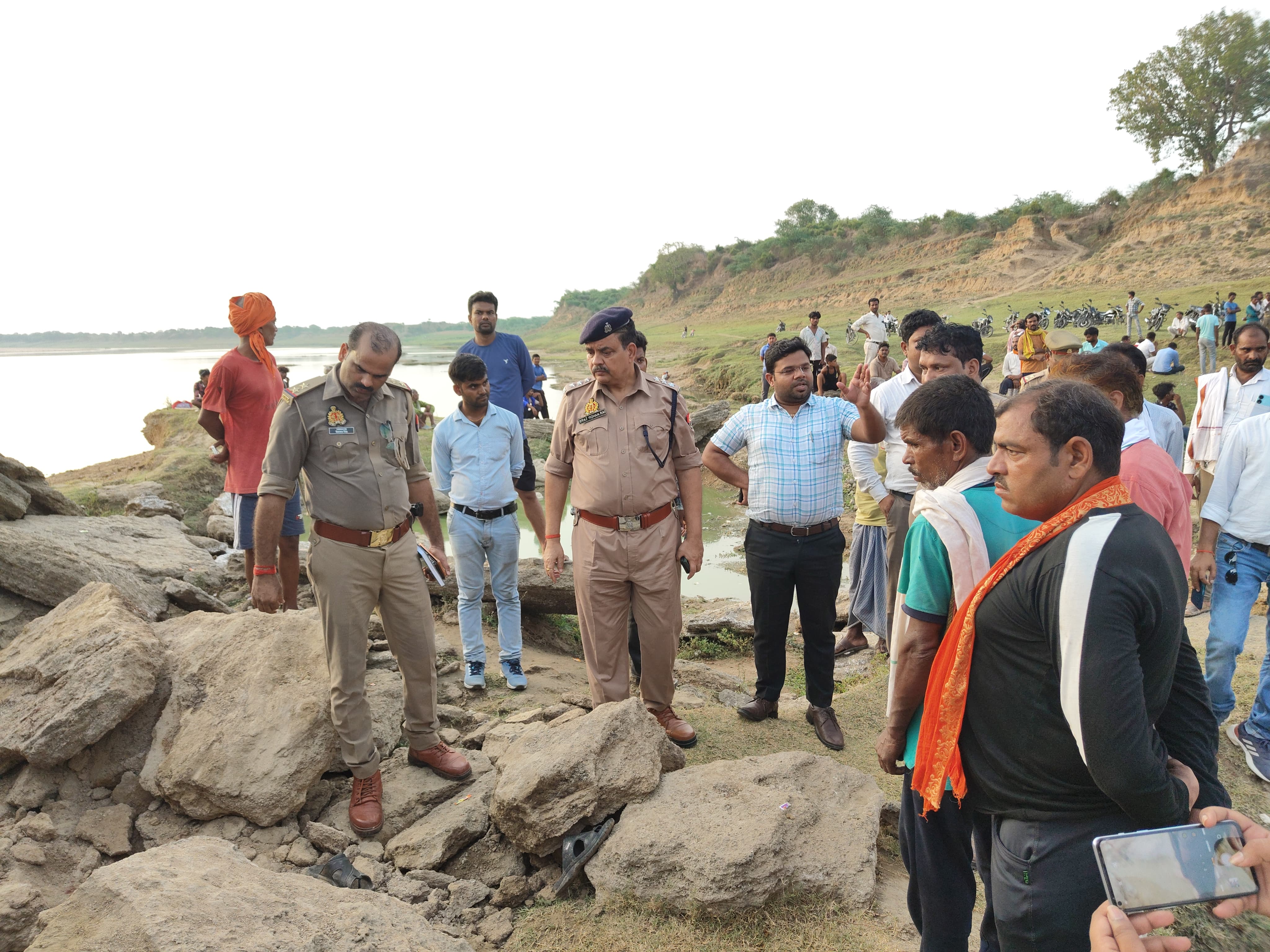 चरवाहों को टीले से बाहर निकालते ग्रामीण व पुलिस चरवाहों को टीले से बाहर निकालते ग्रामीण व पुलिस