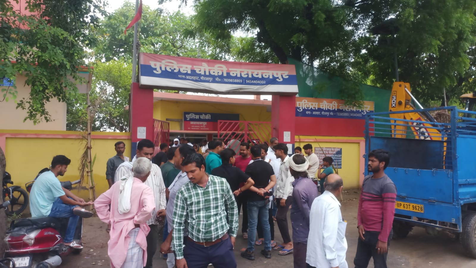 पुलिस चौकी नरायनपुर पर जुटी ग्रामीणों की भीड़। पुलिस चौकी नरायनपुर पर जुटी ग्रामीणों की भीड़।