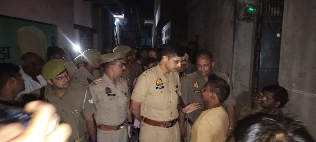 मौके पर जांच करती पुलिस मौके पर जांच करती पुलिस
