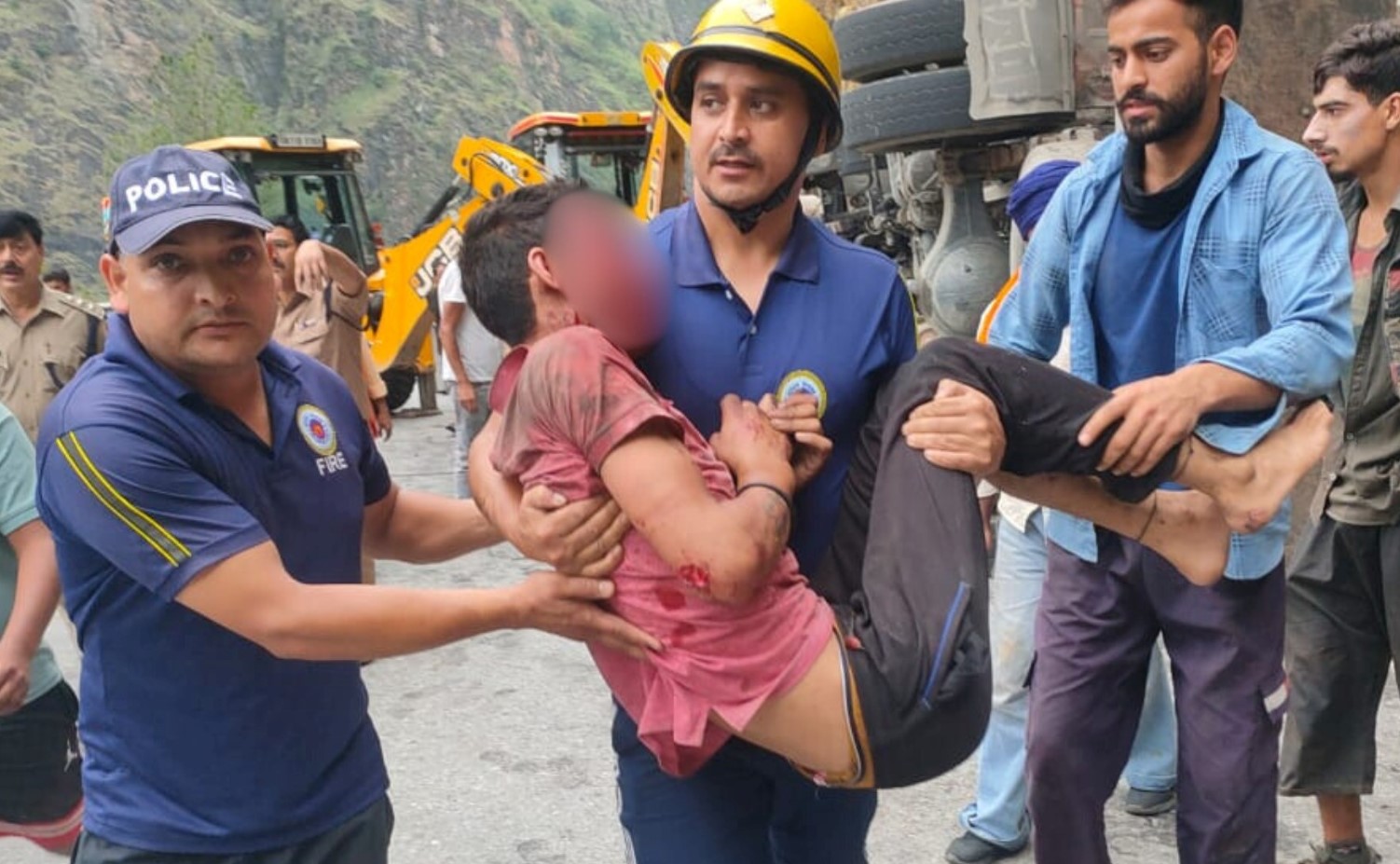दुर्घटना में गंभीर चालक को अस्पताल ले जाते हुए। दुर्घटना में गंभीर चालक को अस्पताल ले जाते हुए।