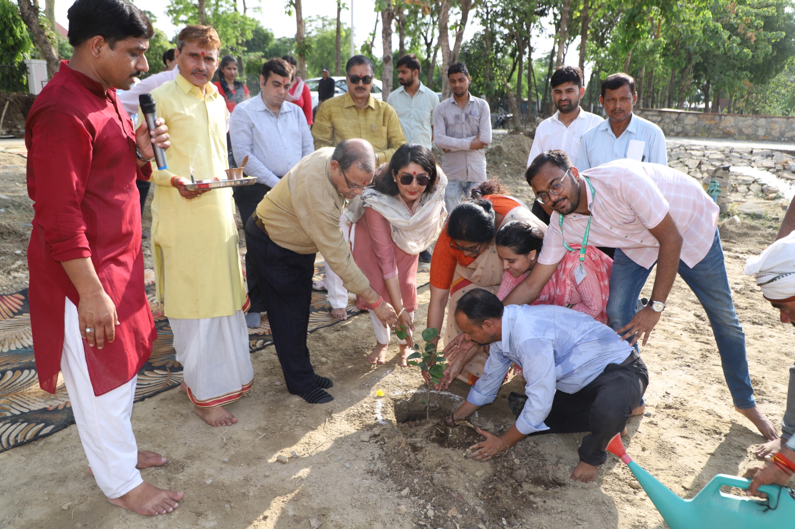 चंदन वाटिका का शुभारंभ करती आयुर्वेदाचार्य व साथ में प्रति कुलपति चंदन वाटिका का शुभारंभ करती आयुर्वेदाचार्य व साथ में प्रति कुलपति