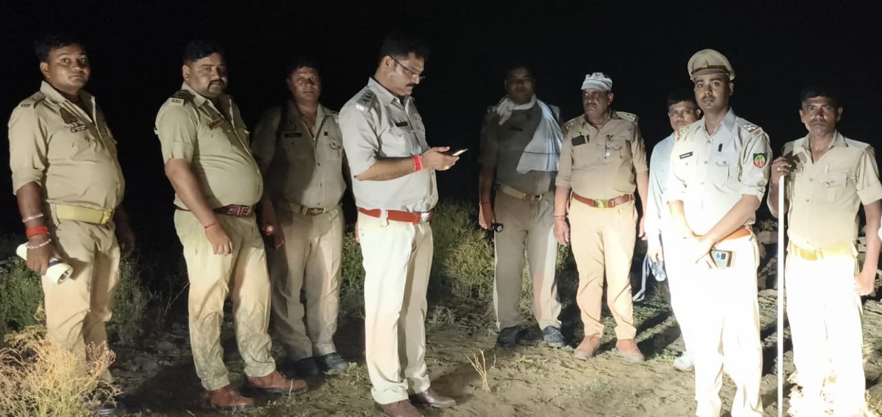 कछुआ सैंक्चुअरी गोगांव में रात के अंधेरे में गंगा घाटों पर पेट्रोलिंग करती वन विभाग प्रयागराज की टीम कछुआ सैंक्चुअरी गोगांव में रात के अंधेरे में गंगा घाटों पर पेट्रोलिंग करती वन विभाग प्रयागराज की टीम