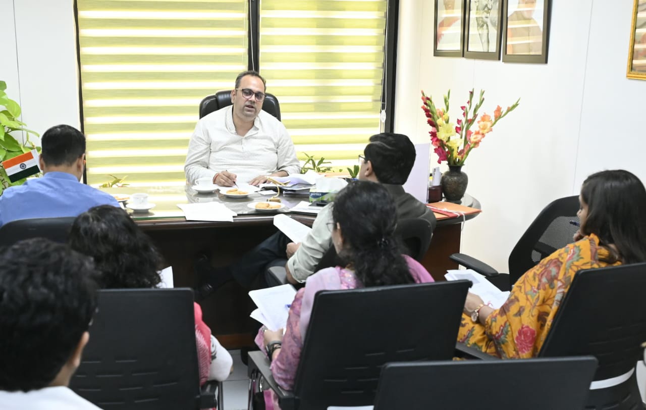 दिल्ली सचिवालय में बुधवार को दिल्ली स्वास्थ्य विभाग के वरिष्ठ अधिकारियों के साथ समीक्षा बैठक करते मंत्री स्वास्थ्य मंत्री पंकज कुमार सिंह दिल्ली सचिवालय में बुधवार को दिल्ली स्वास्थ्य विभाग के वरिष्ठ अधिकारियों के साथ समीक्षा बैठक करते मंत्री स्वास्थ्य मंत्री पंकज कुमार सिंह