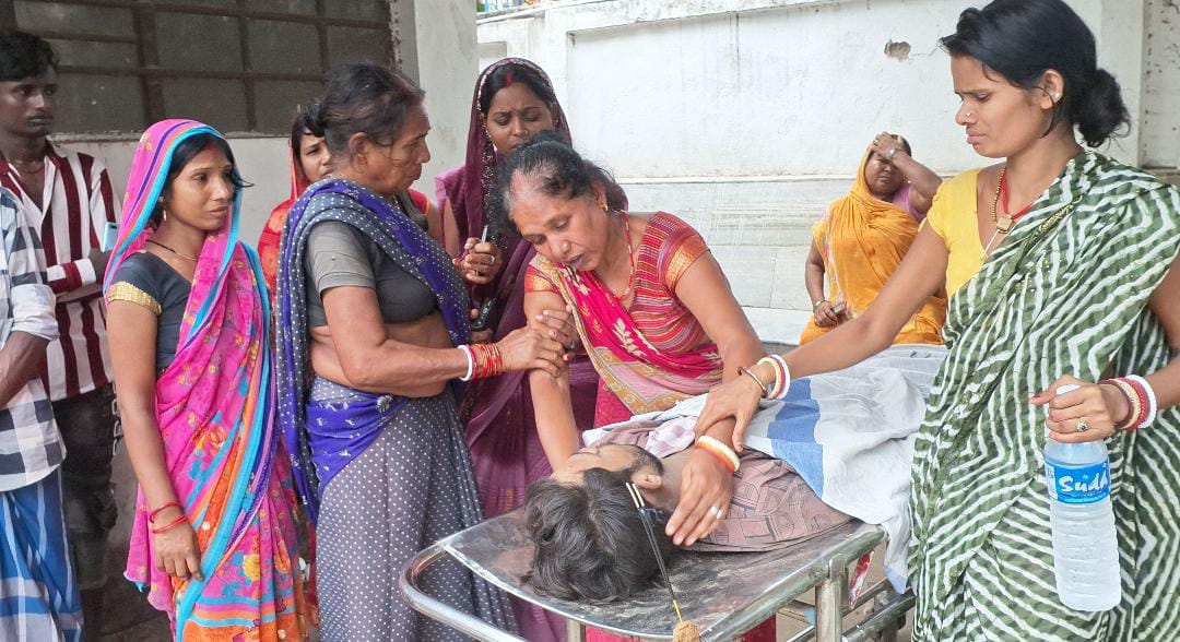 शव पर विलाप करते परिजन