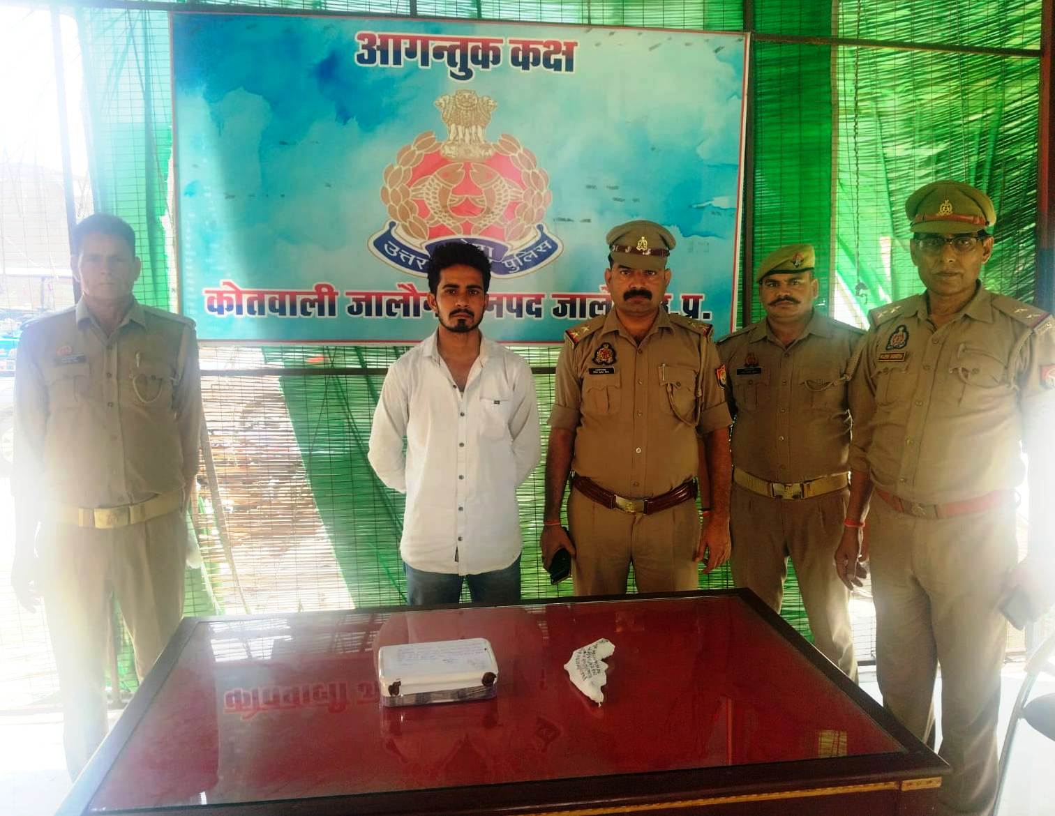 पुलिस की गिरफ्त में आरोपी पुलिस की गिरफ्त में आरोपी