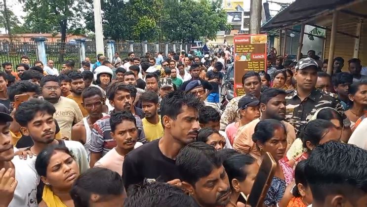 ईस्टर्न बाईपास पर प्रदर्शन करते स्थानीय नागरिक ईस्टर्न बाईपास पर प्रदर्शन करते स्थानीय नागरिक