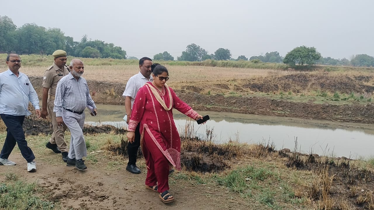 खजुरी नदी सफाई कार्य की प्रगति का निरीक्षण करती जिलाधिकारी प्रियंका निरंजन। खजुरी नदी सफाई कार्य की प्रगति का निरीक्षण करती जिलाधिकारी प्रियंका निरंजन।